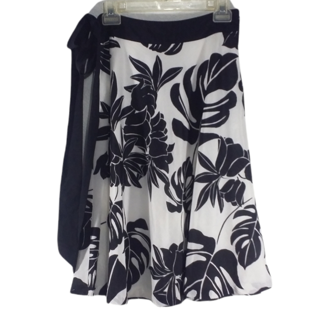 White House Black Market 2 Floral Leaf Print Skirt